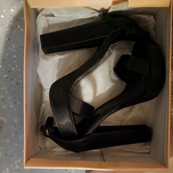 Shoes - Picture 5 of 8